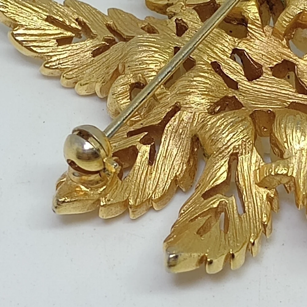 * vintage Crown Trifari faux pearls gold tone leaf pin brooch